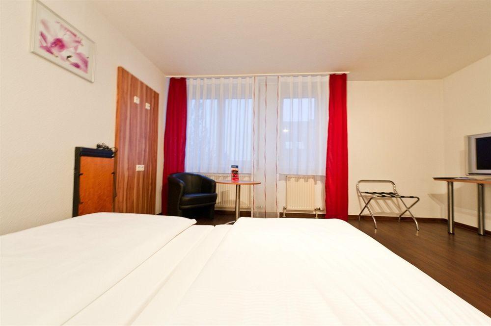 Hotel Domino Штутгарт Экстерьер фото